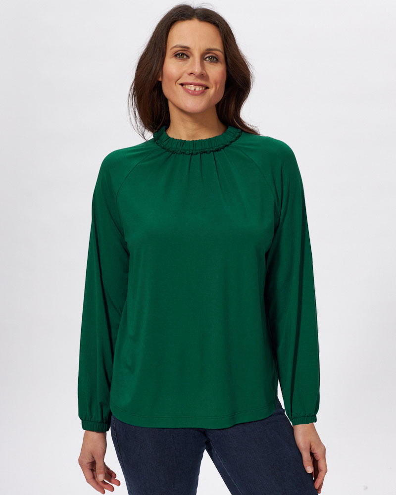 FEMININE BLUSE MIT RÜSCHENKRAGEN FEMININE BLUSE MIT RÜSCHENKRAGEN