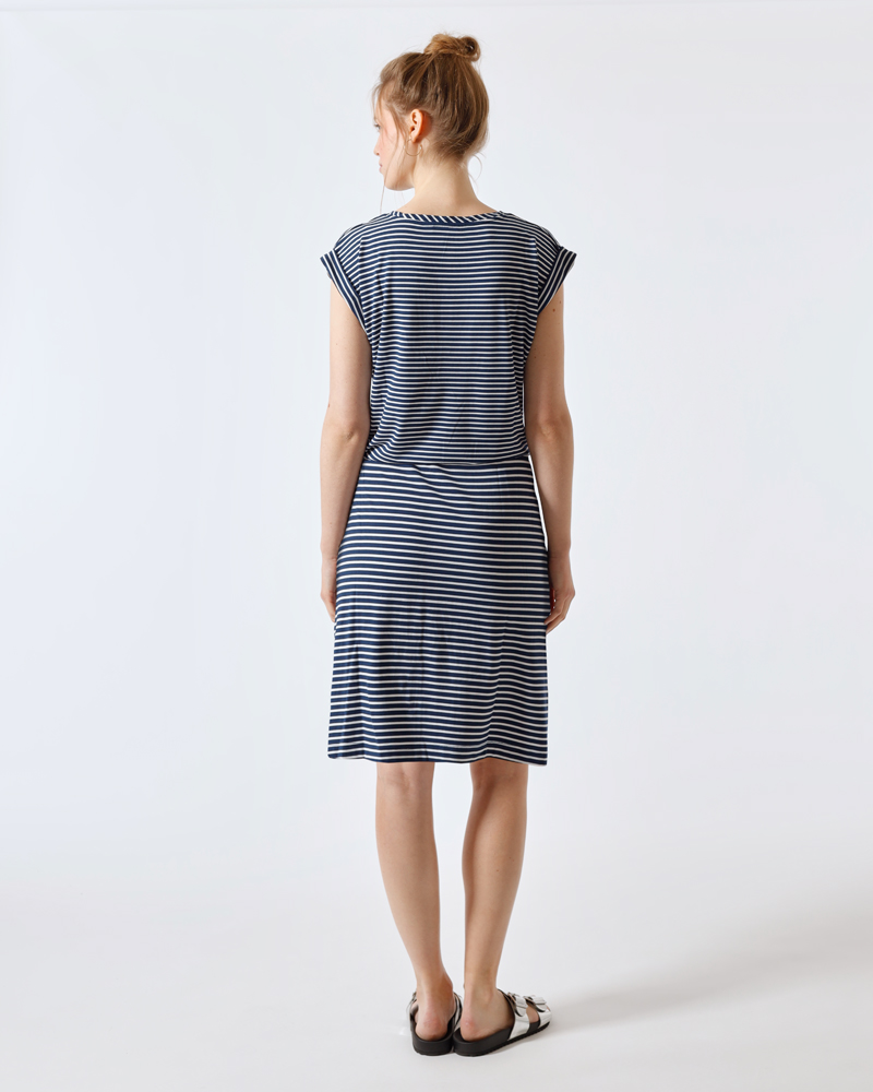 SOMMERKLEID IN RINGELDESSIN SOMMERKLEID IN RINGELDESSIN