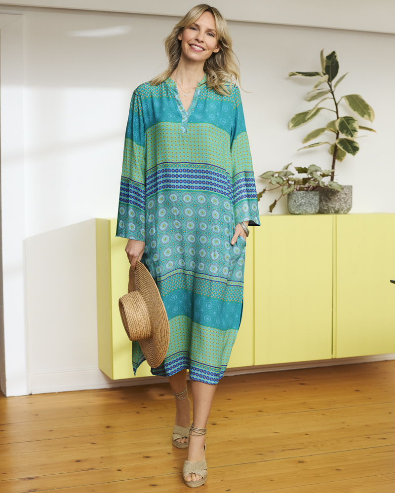 SOMMERKLEID MIT SCHLITZEN