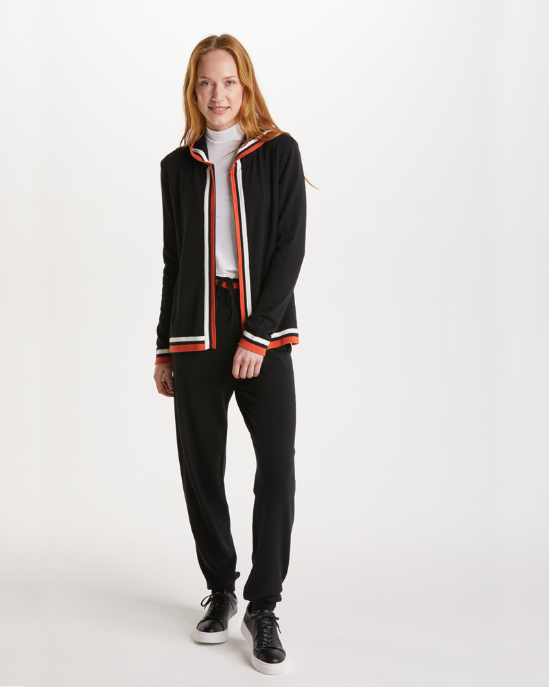 Strickjacke_schwarz_421175_Klea-Strickhose_schwarz_421174_Tess_vorn STRICKJACKE MIT KAPUZE