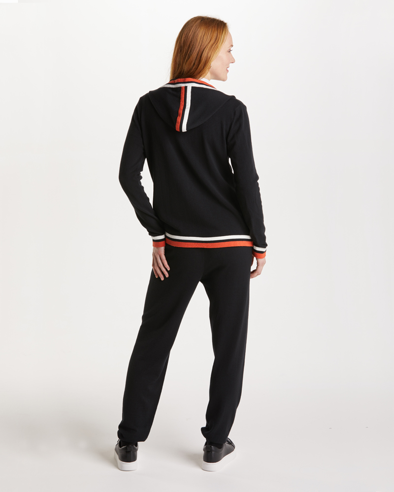 Strickjacke_schwarz_421175_Klea-Strickhose_schwarz_421174_Tess_hinten STRICKJACKE MIT KAPUZE