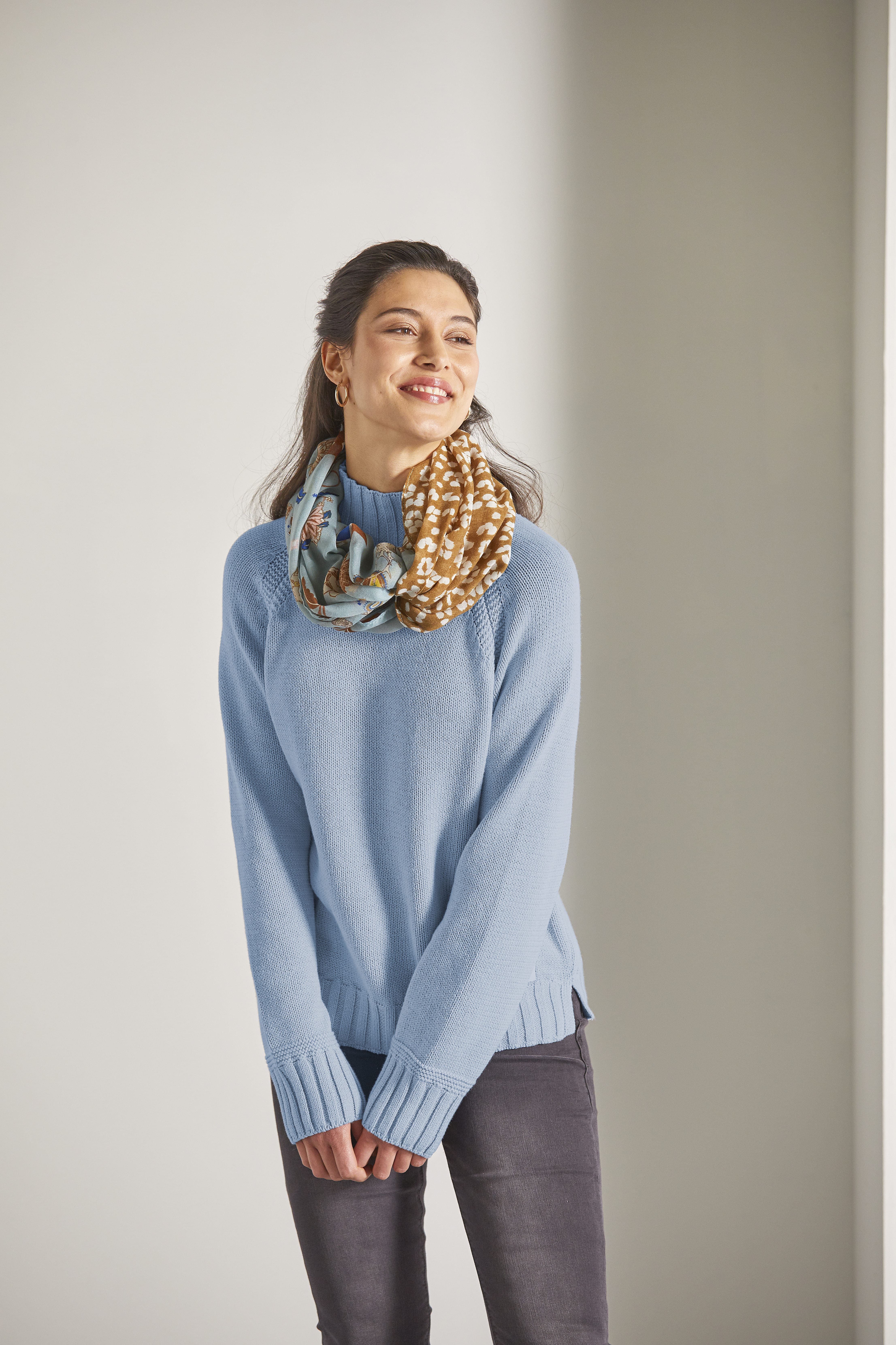 Loop_hellblau_beige_421064-Pulli_bleu_421023-min LOOP-SCHAL