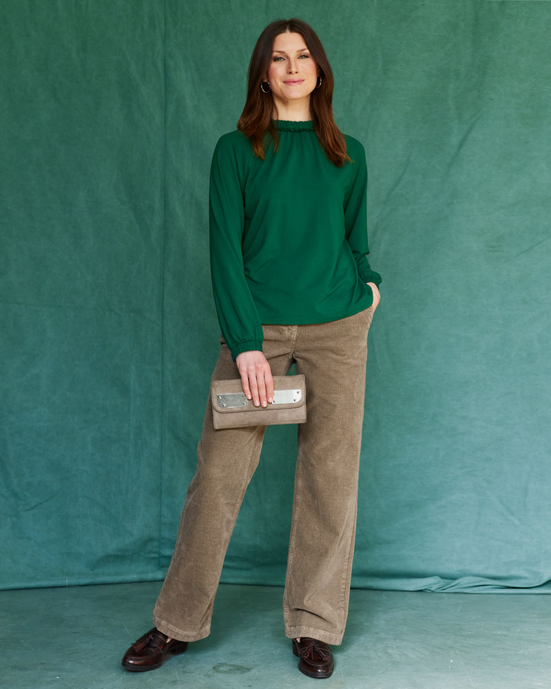 FEMININE BLUSE MIT RÜSCHENKRAGEN FEMININE BLUSE MIT RÜSCHENKRAGEN