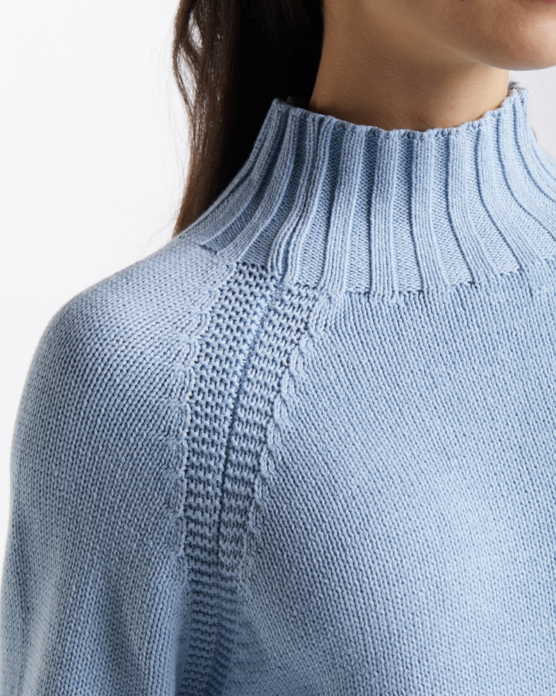 Rollkragenpulli_hellblau_421023_Fabienne_Detail PULLI MIT STEHKRAGEN