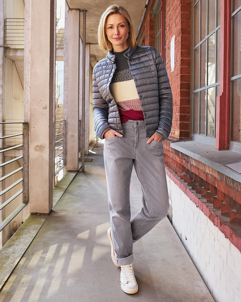 LEICHTE STEPPJACKE MIT STEHKRAGEN LEICHTE STEPPJACKE MIT STEHKRAGEN