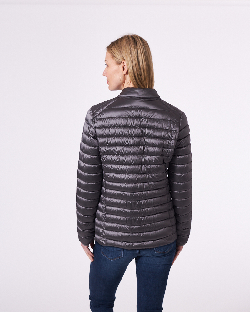 LEICHTE STEPPJACKE MIT STEHKRAGEN LEICHTE STEPPJACKE MIT STEHKRAGEN