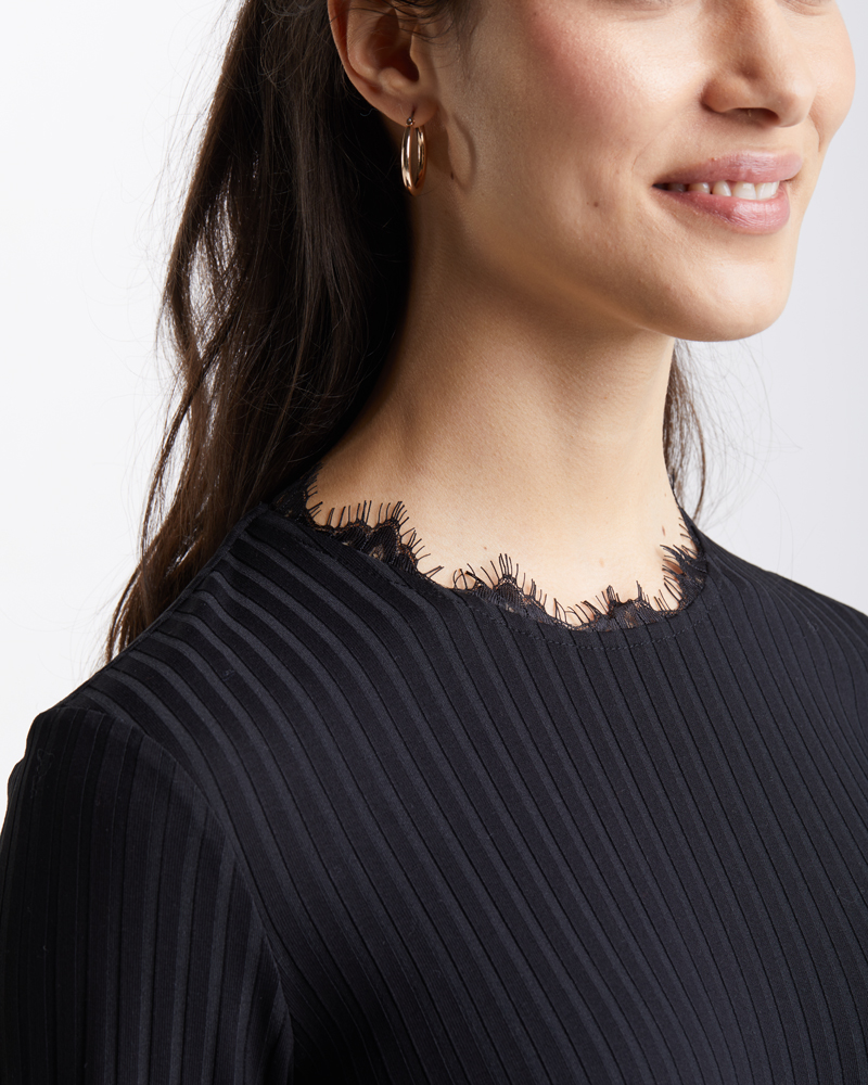 Shirt_schwarz_421068_Marcella_Detail SHIRT MIT SPITZENVERZIERUNG