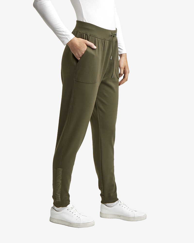 Joggpant_oliv_421105_Nihal_Seite EXKLUSIVE JOGGPANT N