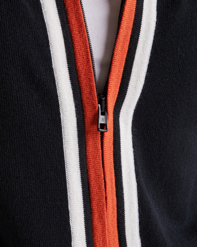 Strickjacke_schwarz_421175_Klea_Detail STRICKJACKE MIT KAPUZE