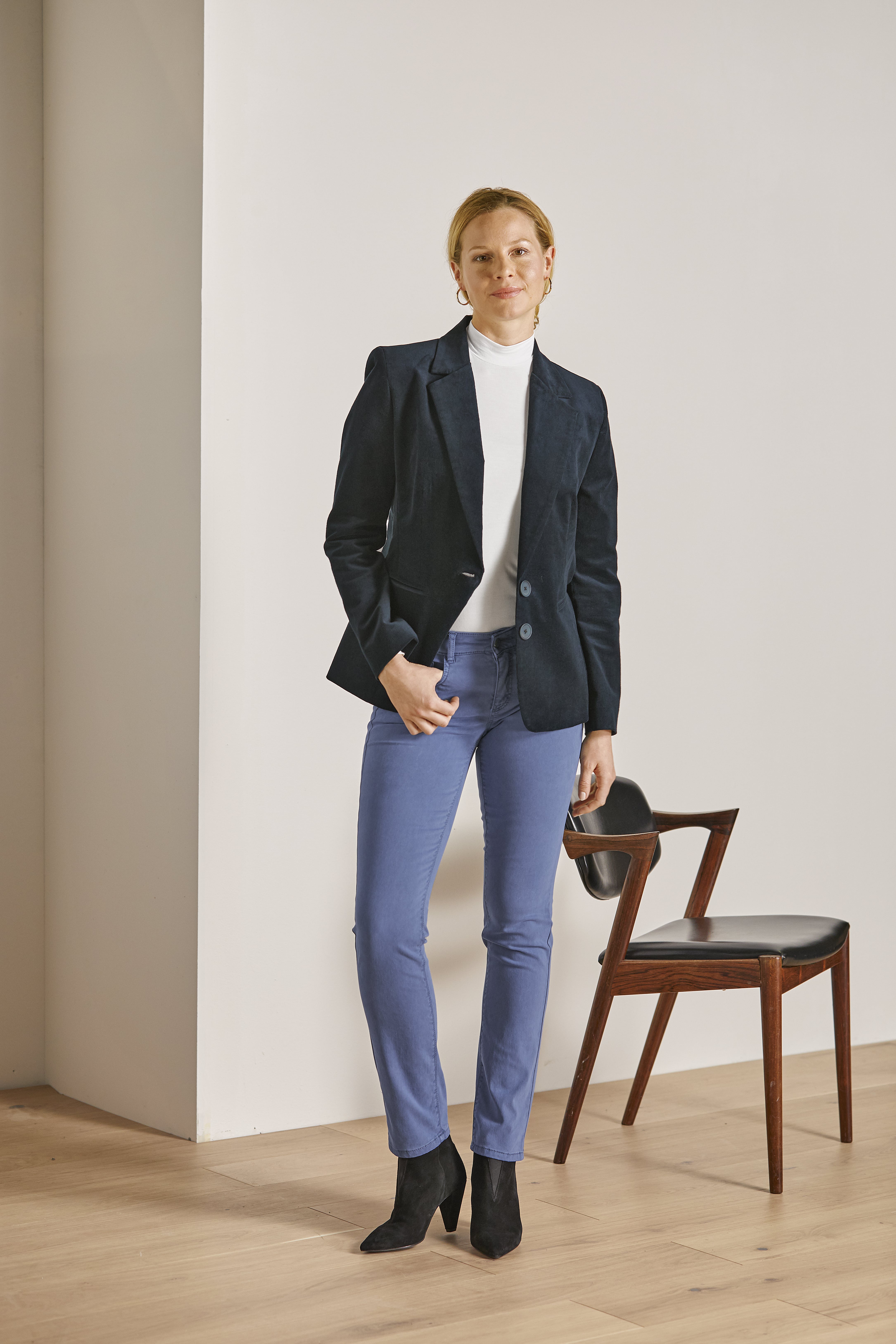 Blazer_marine_421151-Shirt_weiss_421133-Jeans_blau_421087-min BLAZER AUS BAUMWOLLCORD