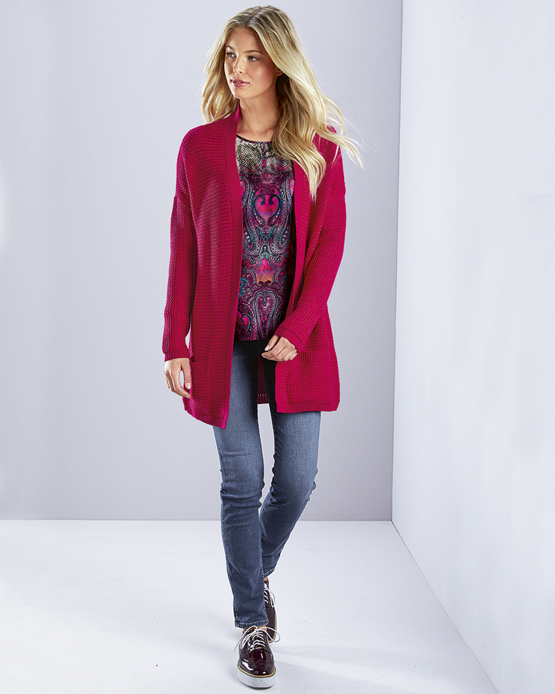 Strickjacke-pink_Tunika-pink_gemustert-Jeans-blau_405169_405105_405009 PAISLEY-TUNIKABLUSE MIT FARBVERLAUF
