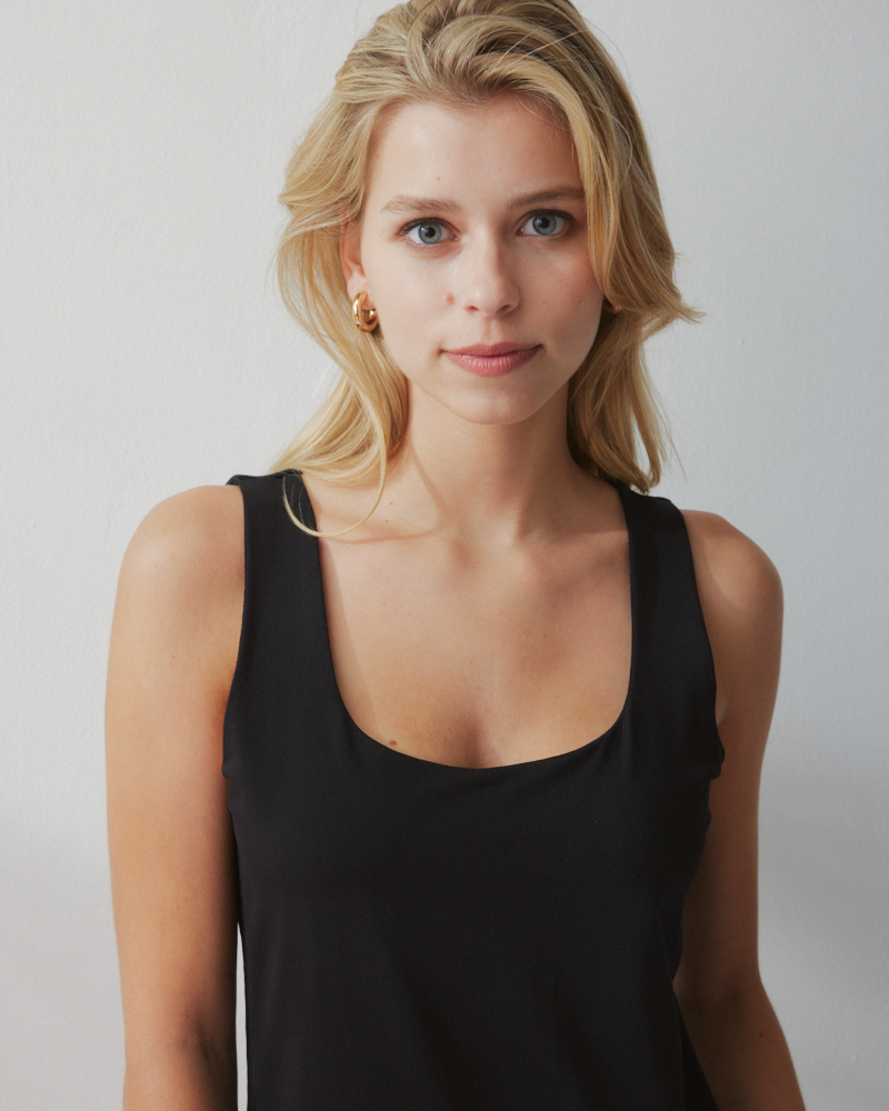 EDLES TOP MIT KARREE-AUSSCHNITT