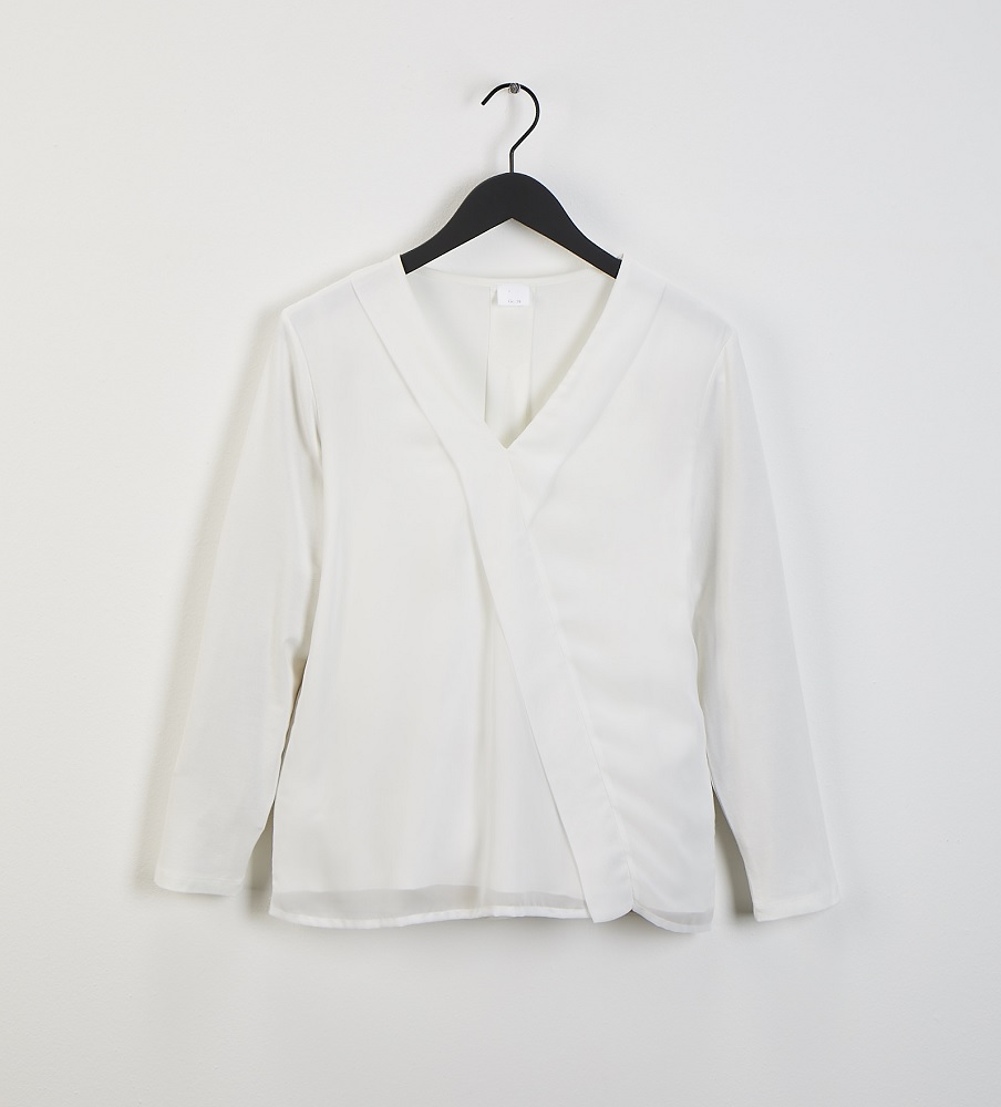 405096_Alternativbild LEGERE BLUSE IM MATERIALMIX