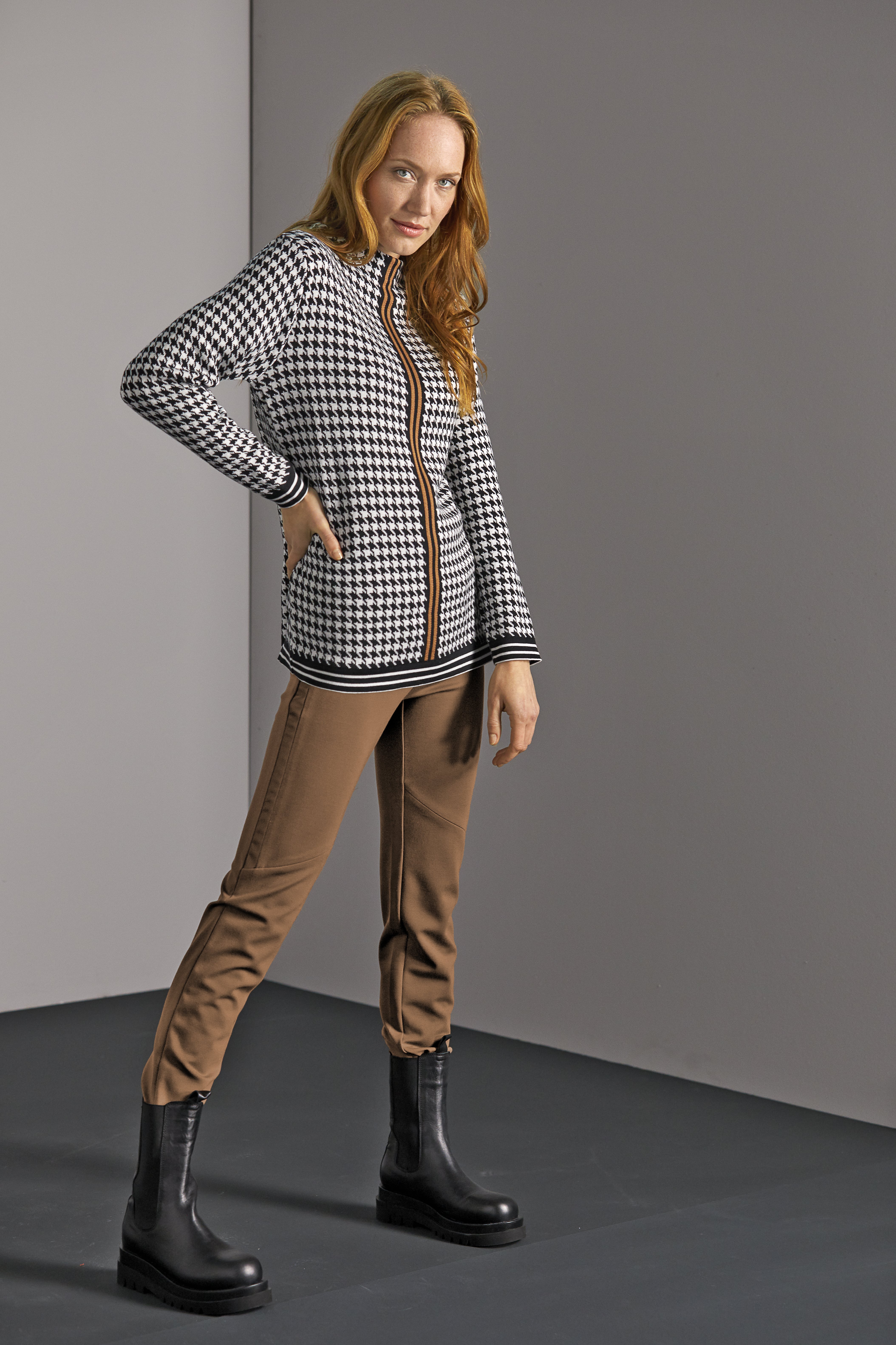 Pulli_schwarz_natur_421137-Schlupfhose_braun_421122-min PULLI IN HAHNENTRITTMUSTER