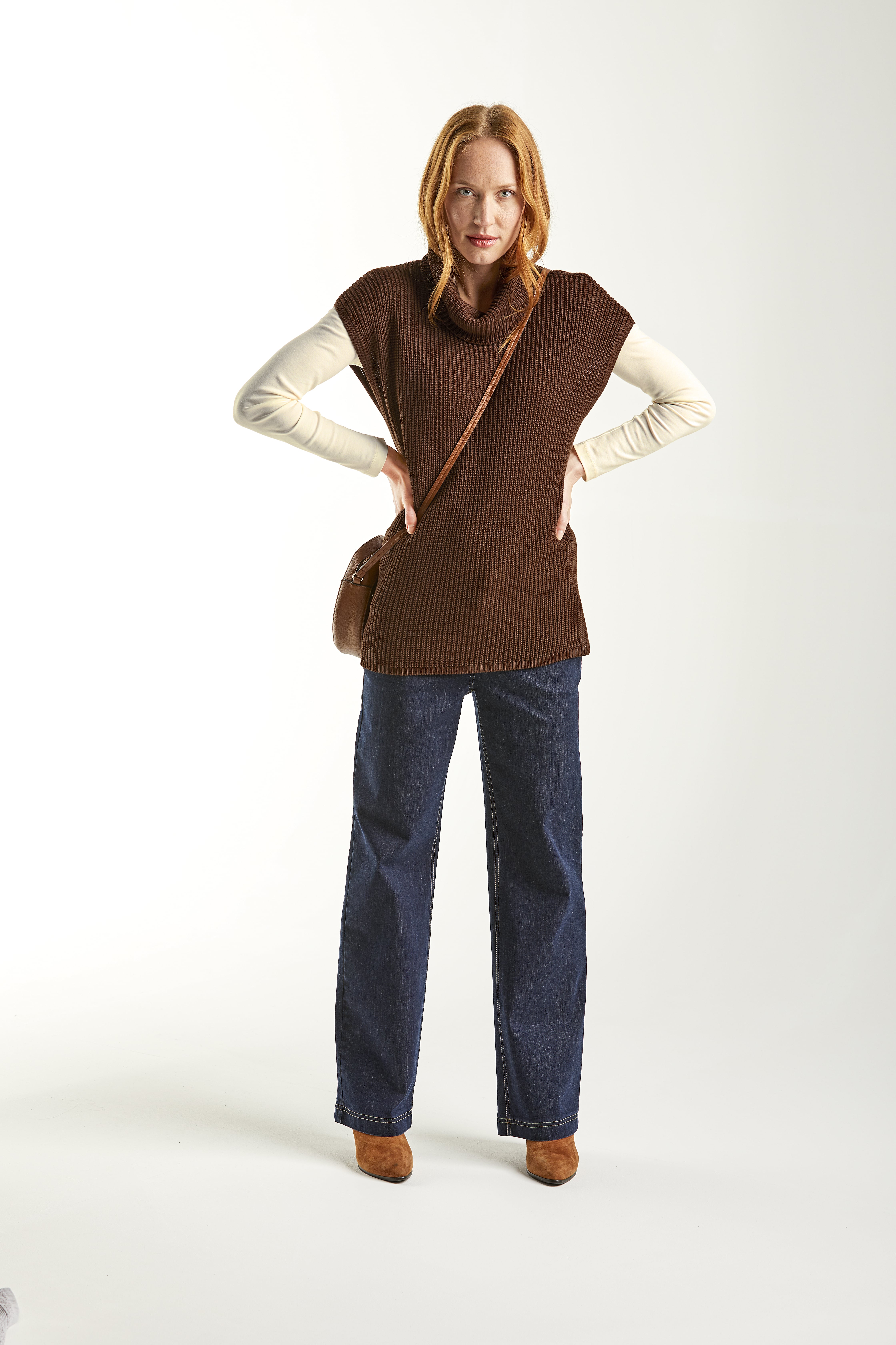 Pullunder_mocca_421044-Shirt_weiss_421034-Jeans_dark-blue_421083-min MODISCHER PULLUNDER