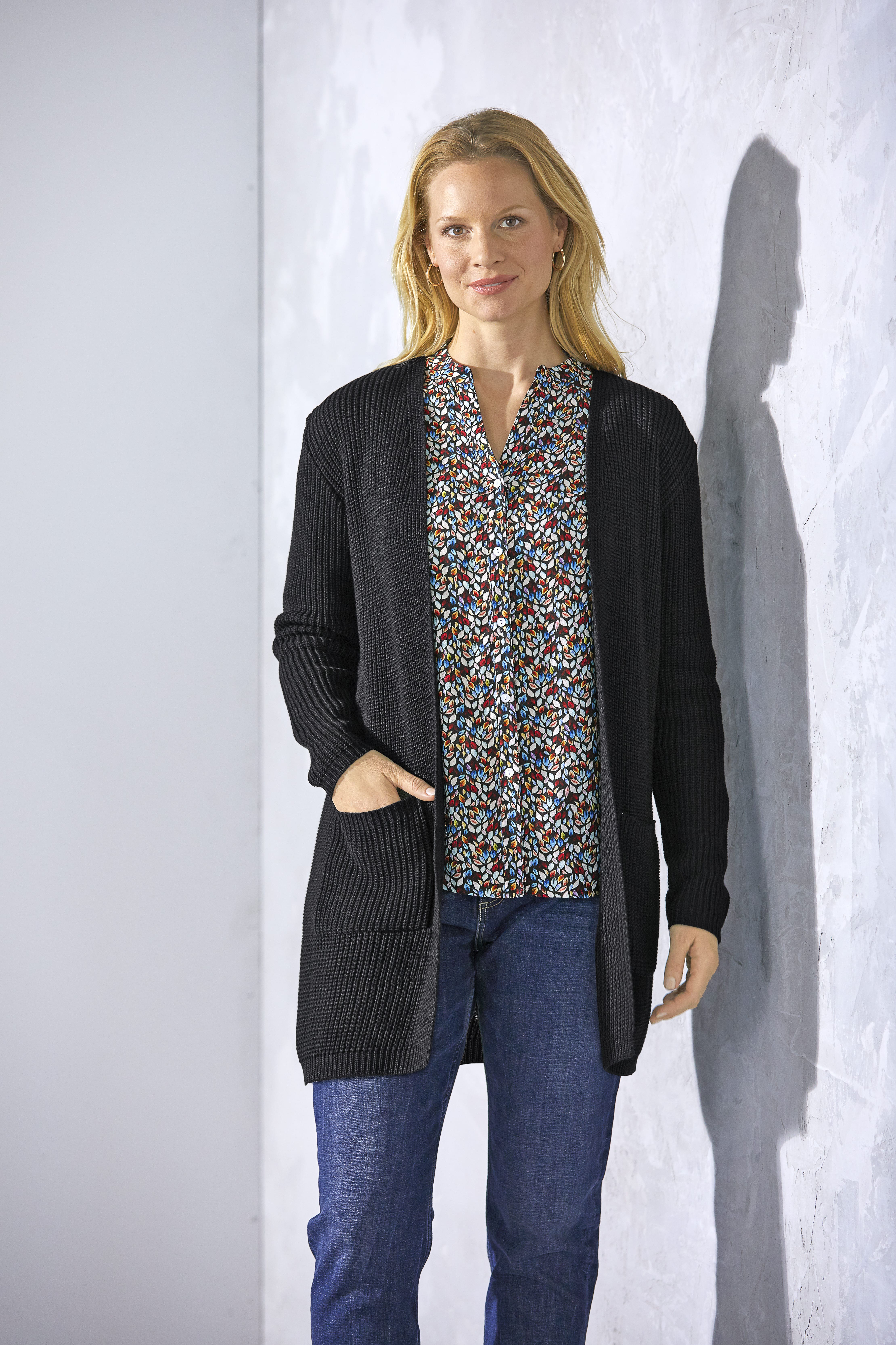 Strickjacke_schwarz_421031-min STRICKJACKE MIT TASCHEN