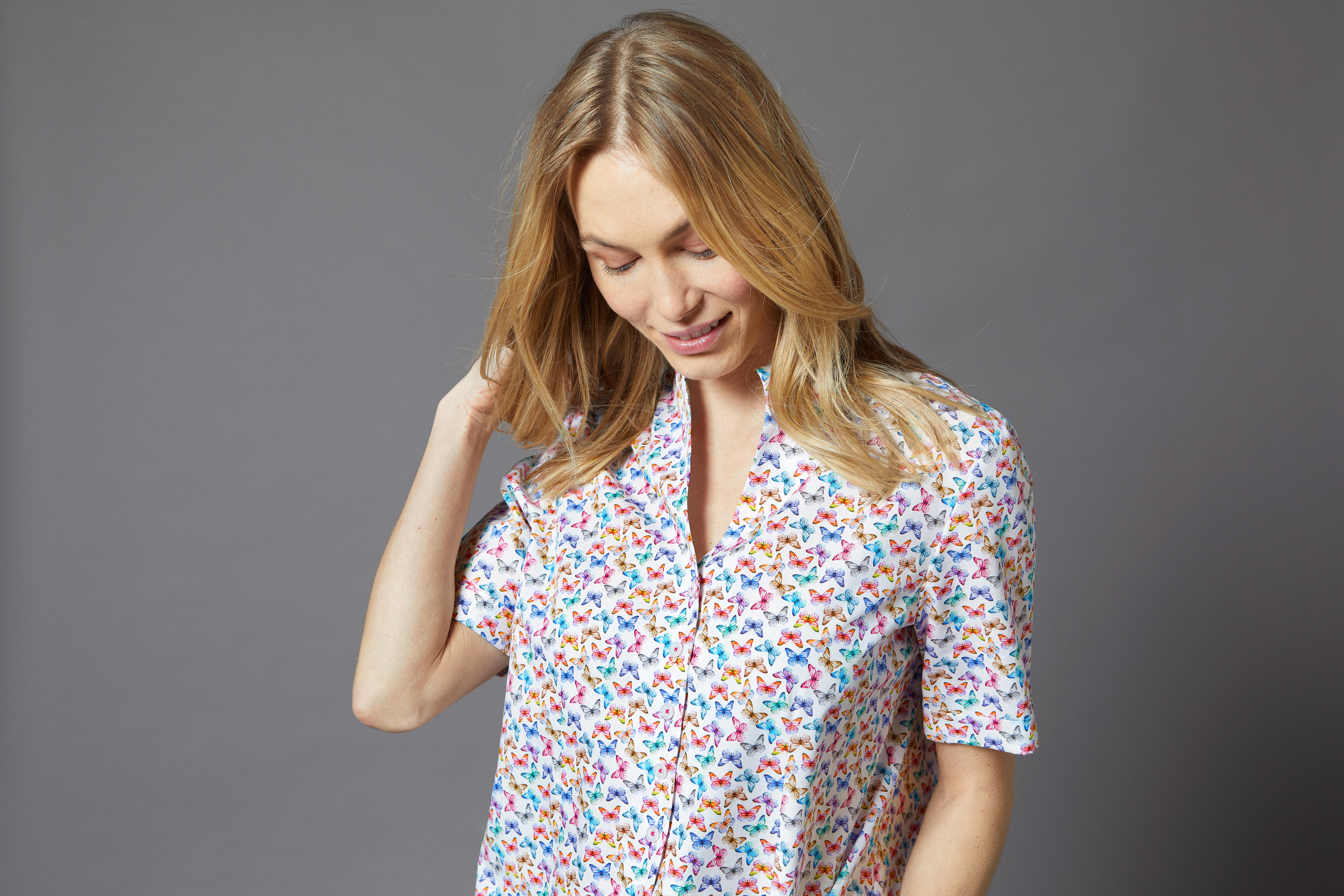 BLUSE MIT KELCHKRAGEN BLUSE MIT KELCHKRAGEN