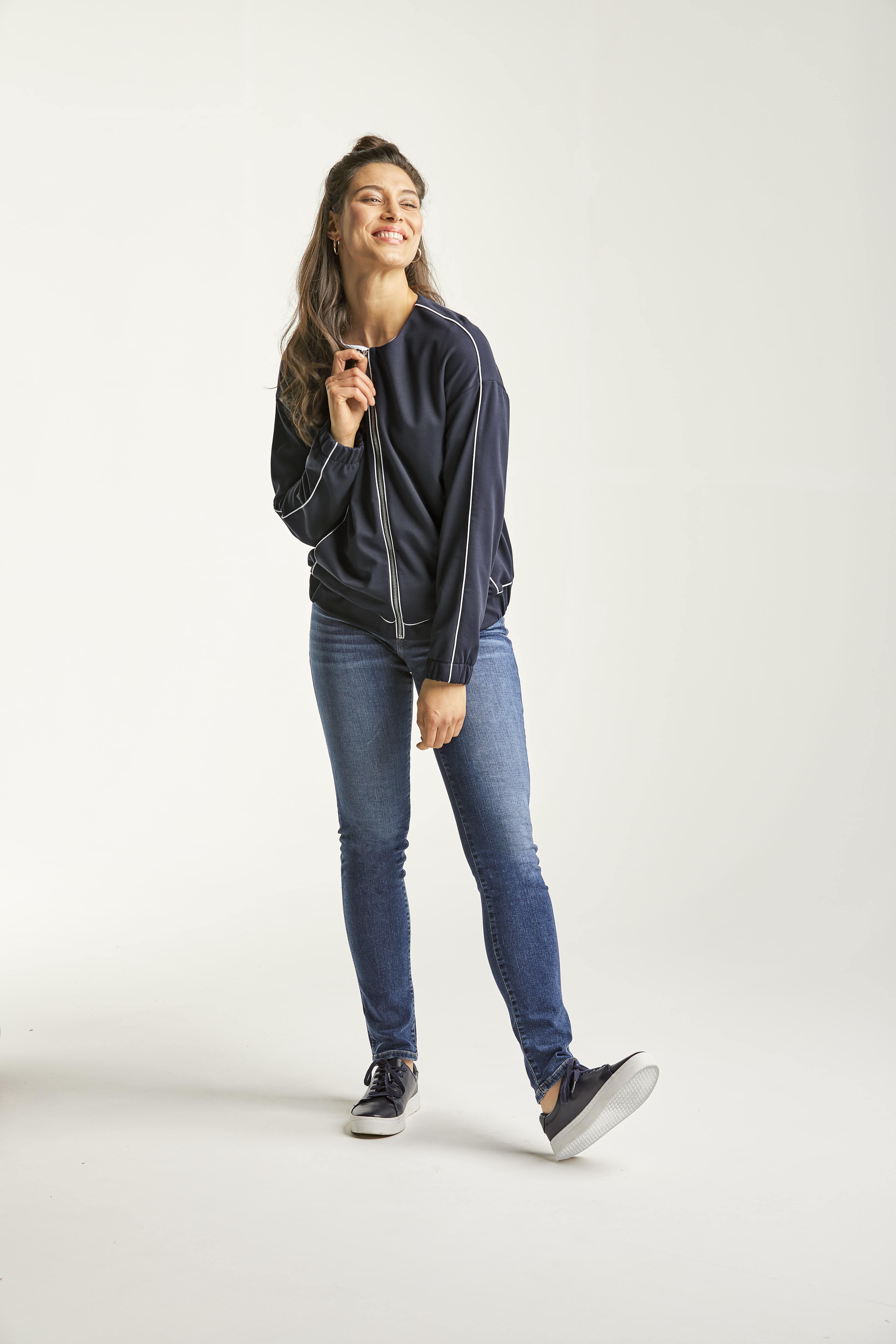 Blazer_marine_421159-Jeans_blue_421124-min-min RÖHRENJEANS N