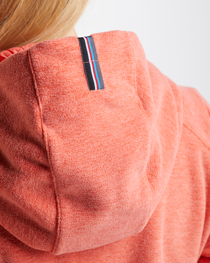 Fleecejacke_koralle_421008_Jenny_Detail FLEECE-JACKE IN 2 FARBEN