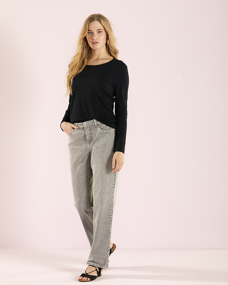 SHIRT-schwarz-411149_JEANS-grau-gemustert-411068 STRETCHJEANS N MIT STREIFEN