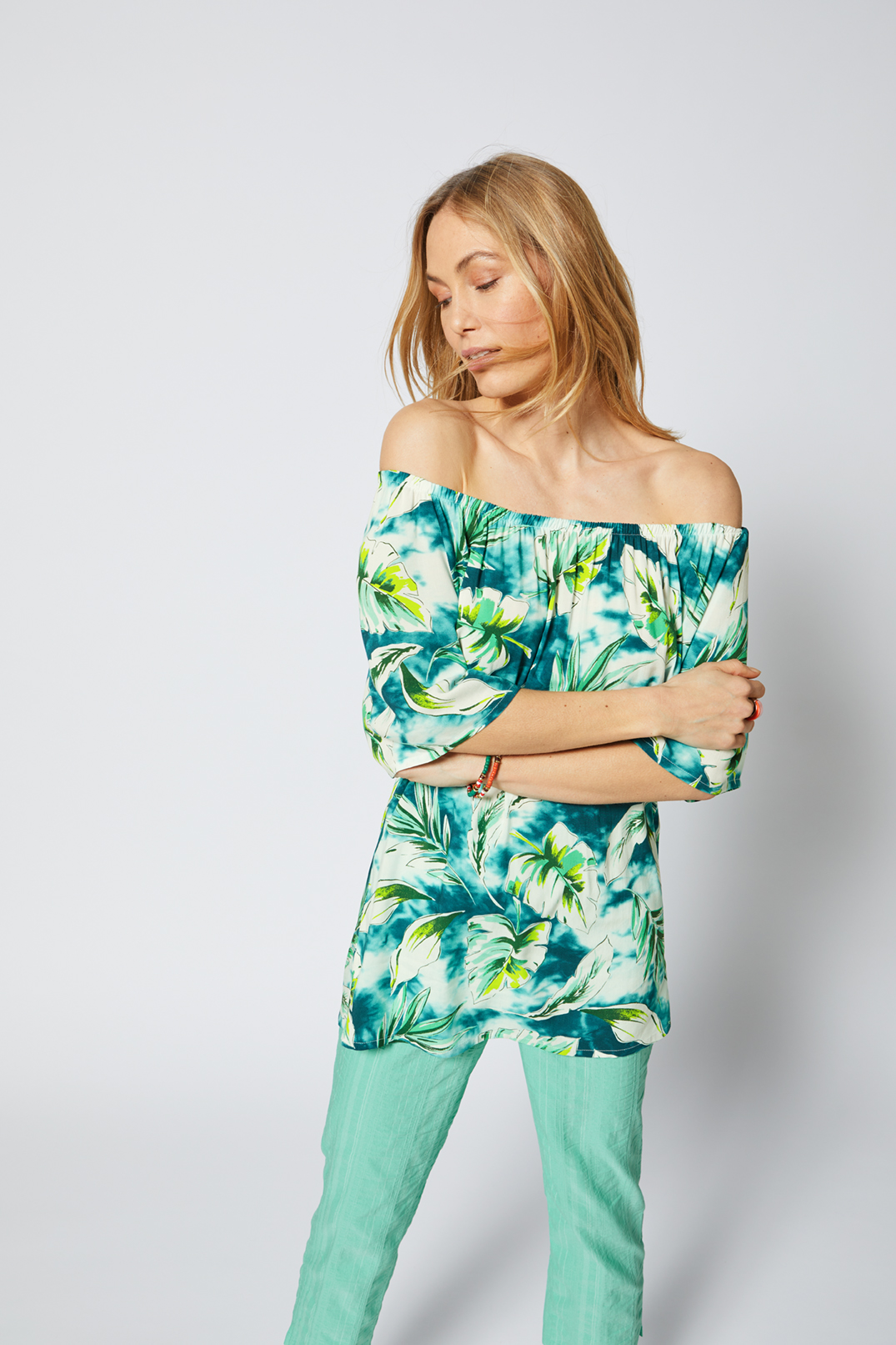 Longbluse_gr-n_Fidschi_413011-Wash-Go-Hose_hellgr-n_Mala_413002-2 LONGBLUSE MIT CARMENAUSSCHNITT