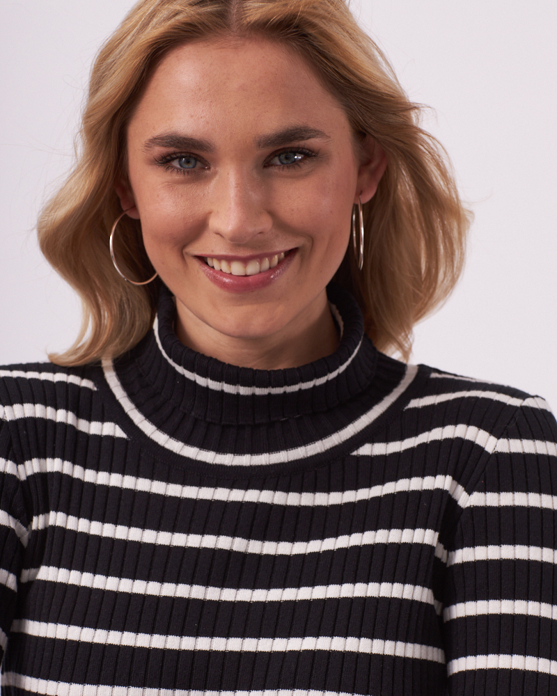 RINGELPULLI MIT ROLLKRAGEN RINGELPULLI MIT ROLLKRAGEN