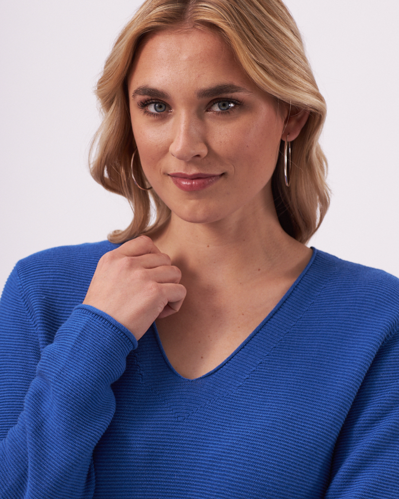 PULLI MIT V-AUSSCHNITT PULLI MIT V-AUSSCHNITT