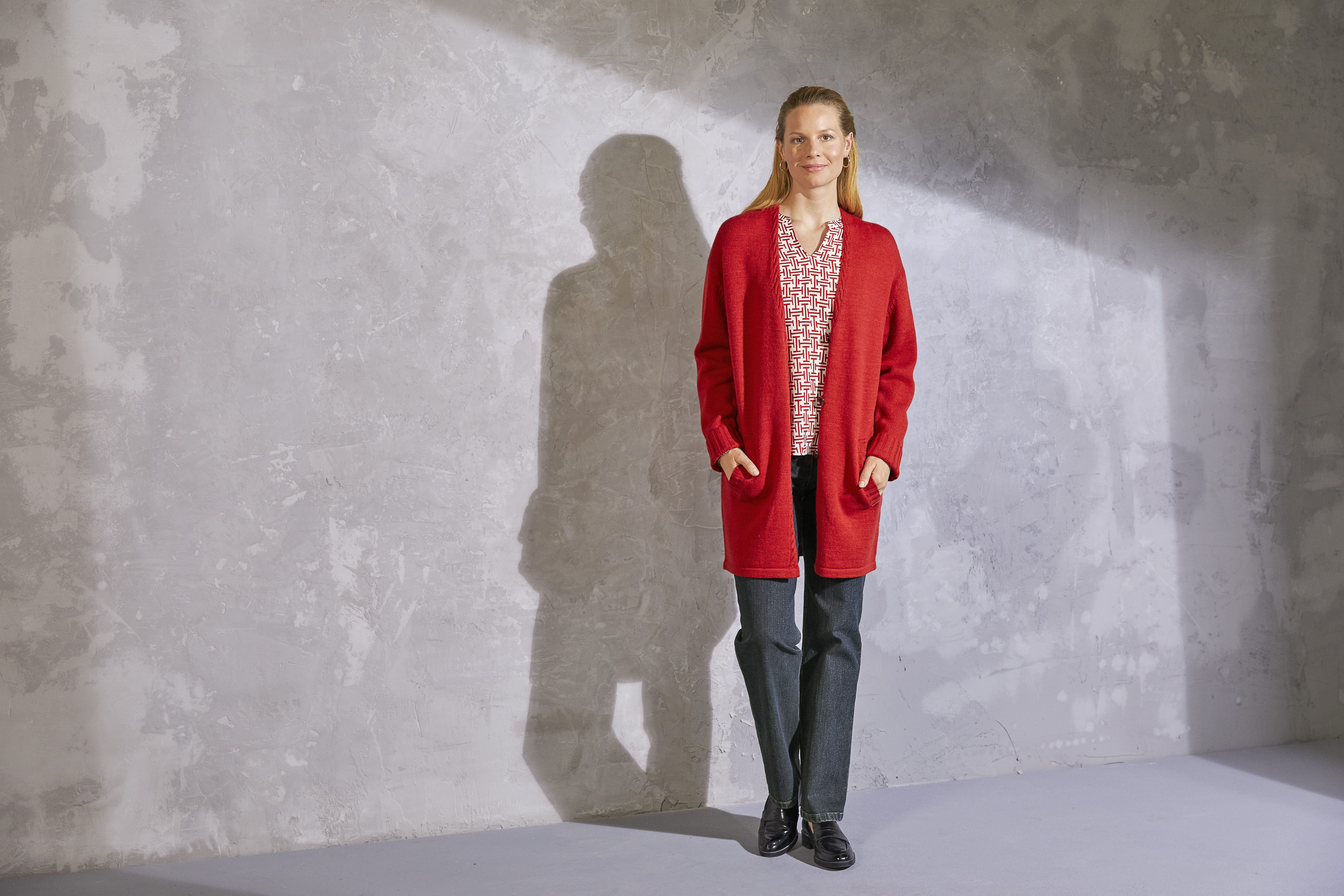 Jacke_rot_421163-Tunika_rot_gemustert_421045-Jeans_dark-blue_421169-min TUNIKABLUSE MIT KELLERFALTE