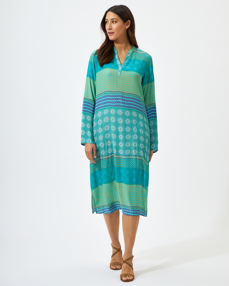 SOMMERKLEID MIT SCHLITZEN SOMMERKLEID MIT SCHLITZEN