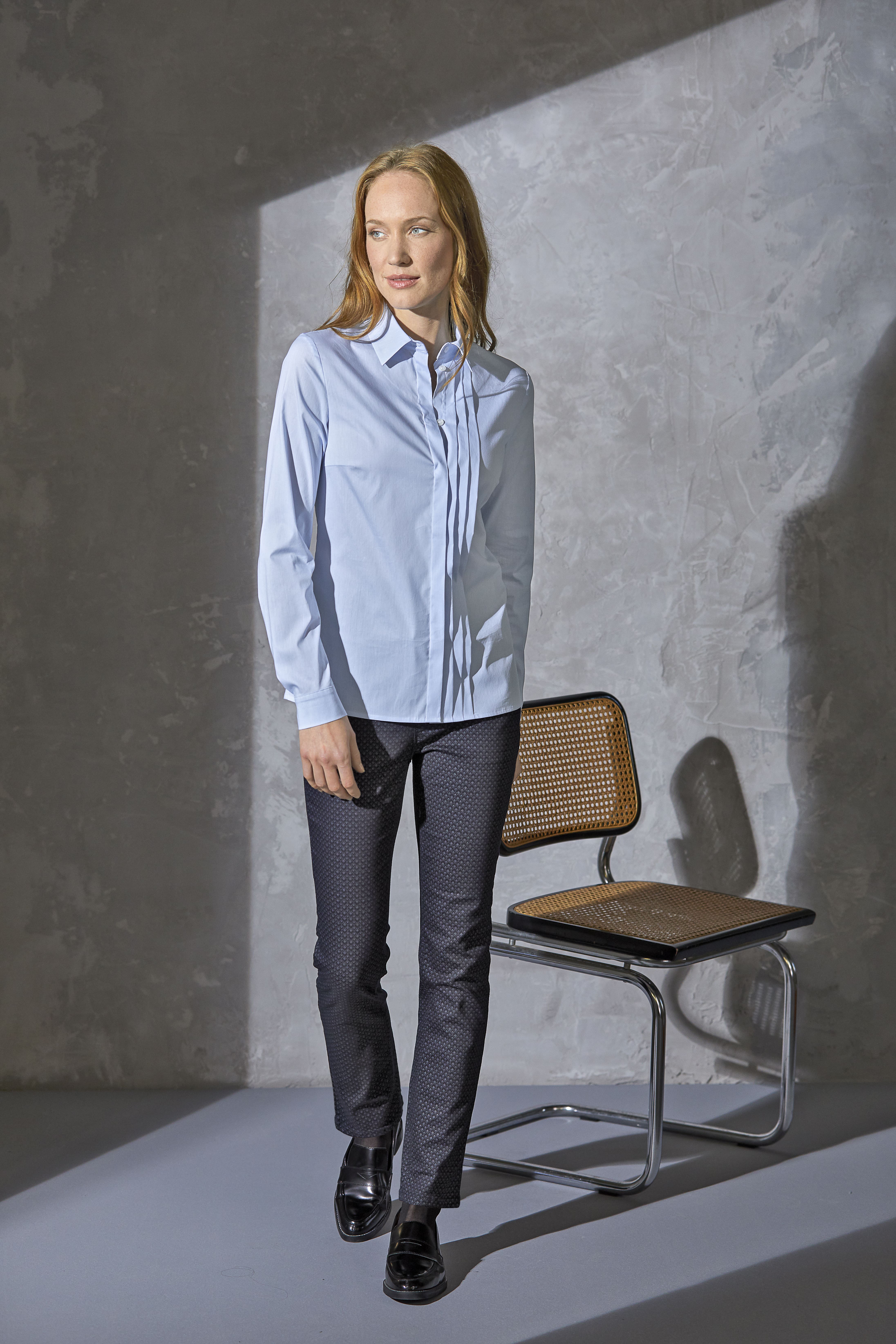 Bluse_bleu_421150-Jeans_schwarz_grau_421012-min GESTREIFTE VISKOSEBLUSE