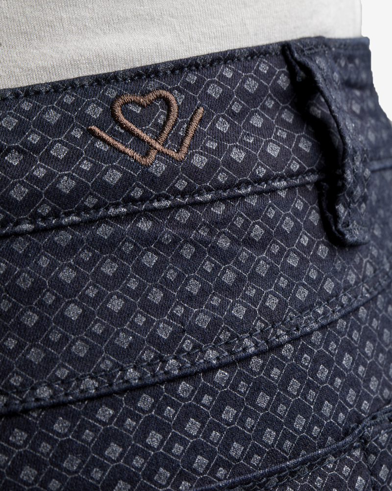Jeans_schwarz_grau_421012_Doren_Detail "WONDERJEANS" L IN MINIMAL-DESSIN