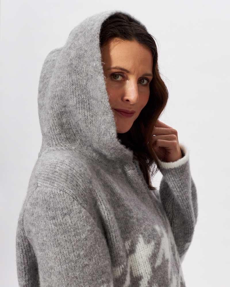 EDLE KAPUZEN-STRICKJACKE EDLE KAPUZEN-STRICKJACKE