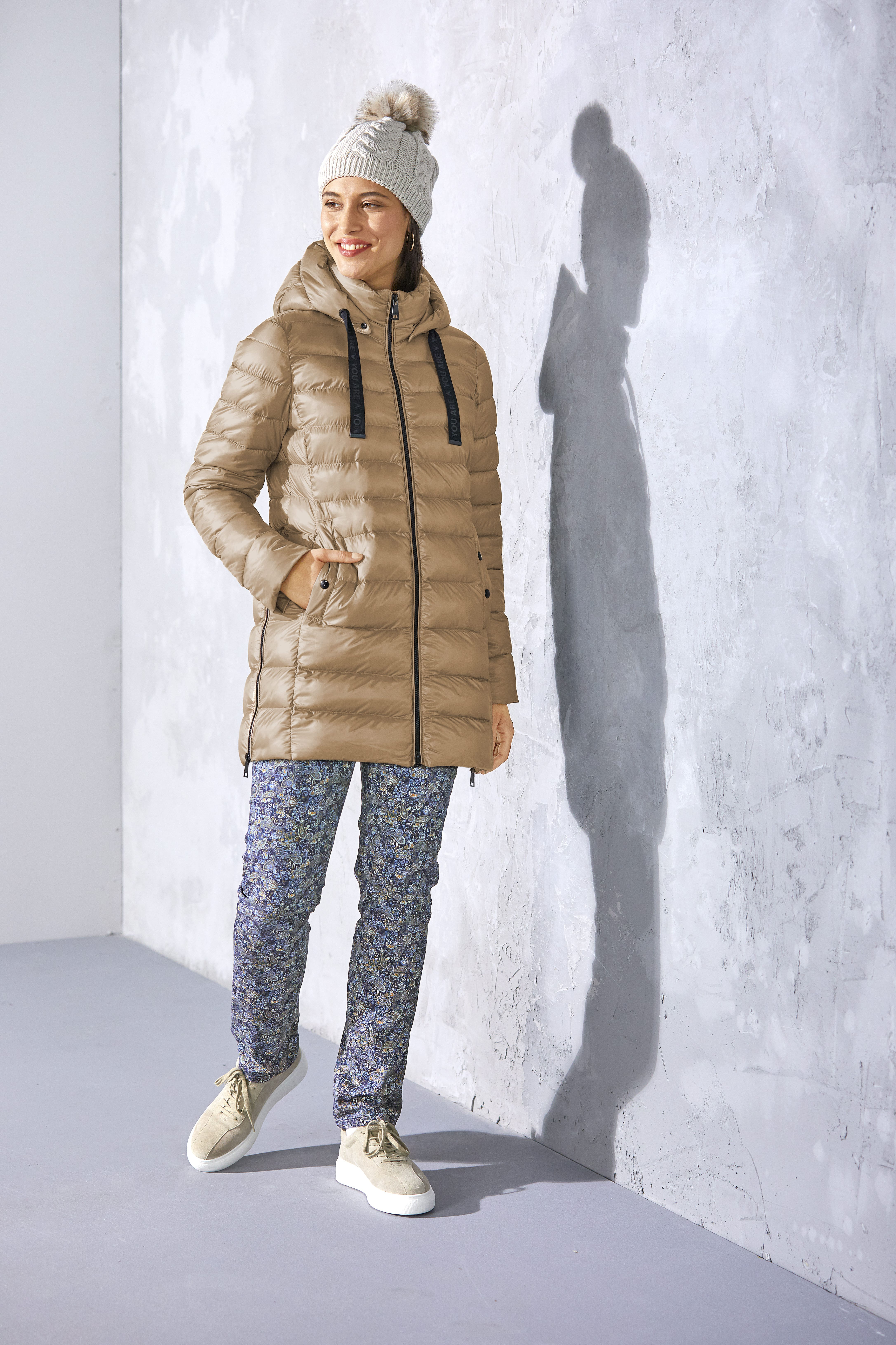 Steppjacke_sand_421053-Jeans_blau_gemustert_421186-M-tze_beige_405158-min STRETCHJEANS L IN PAISLEYDRUCK