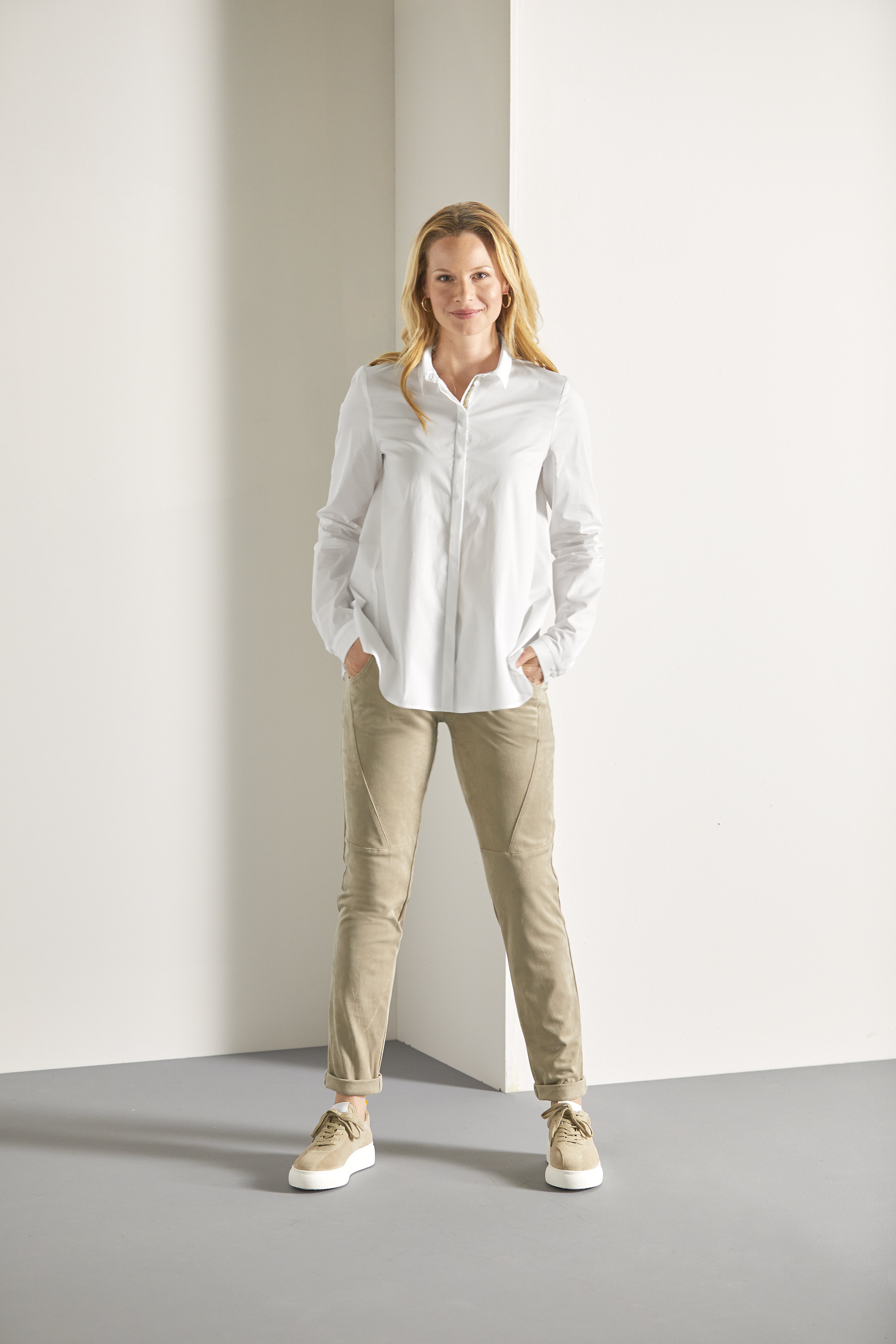 Bluse_weiss_421172-Joggpant_sand_421089-min JOGGPANT N AUS WILDLEDER-IMITAT