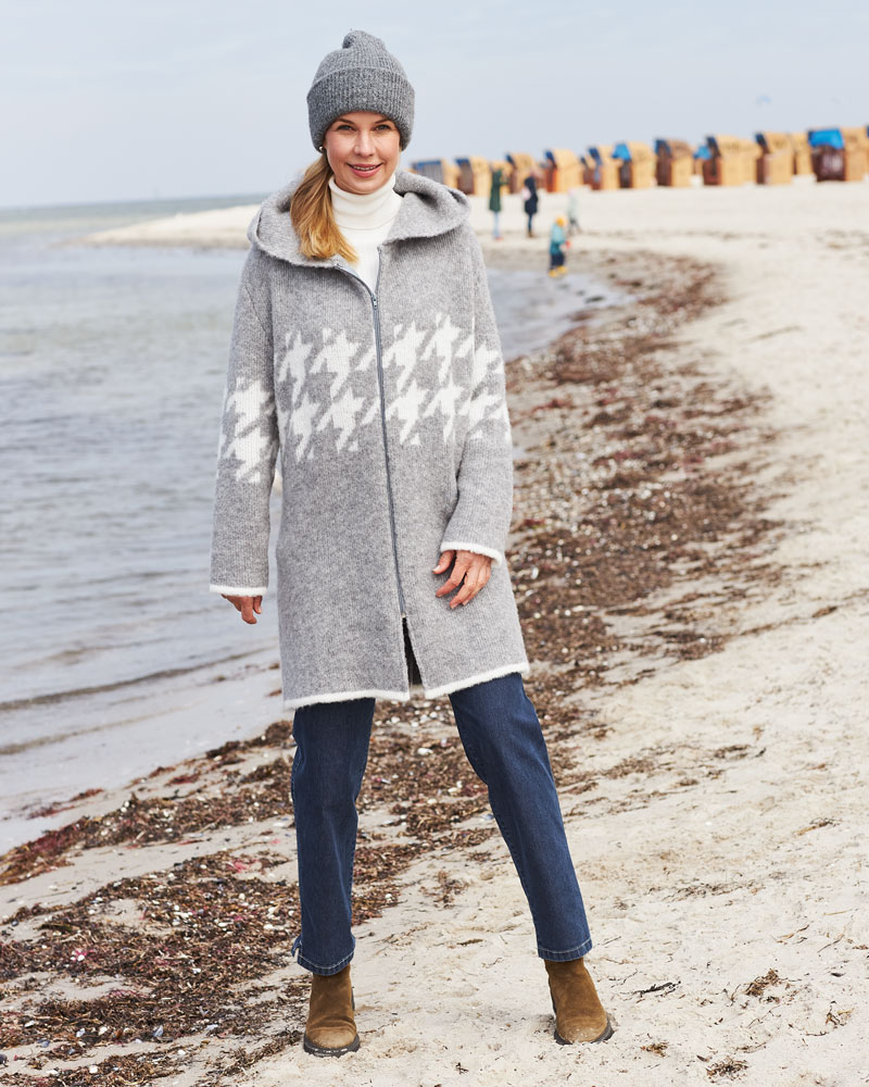 EDLE KAPUZEN-STRICKJACKE EDLE KAPUZEN-STRICKJACKE