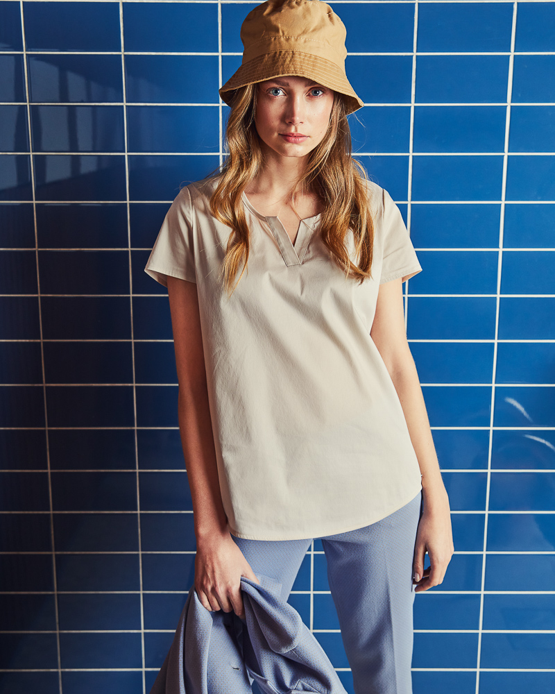 Stretchbluse_sand_412041-Anzughose_blau_gemustert_412033 LEICHTE STRETCHBLUSE