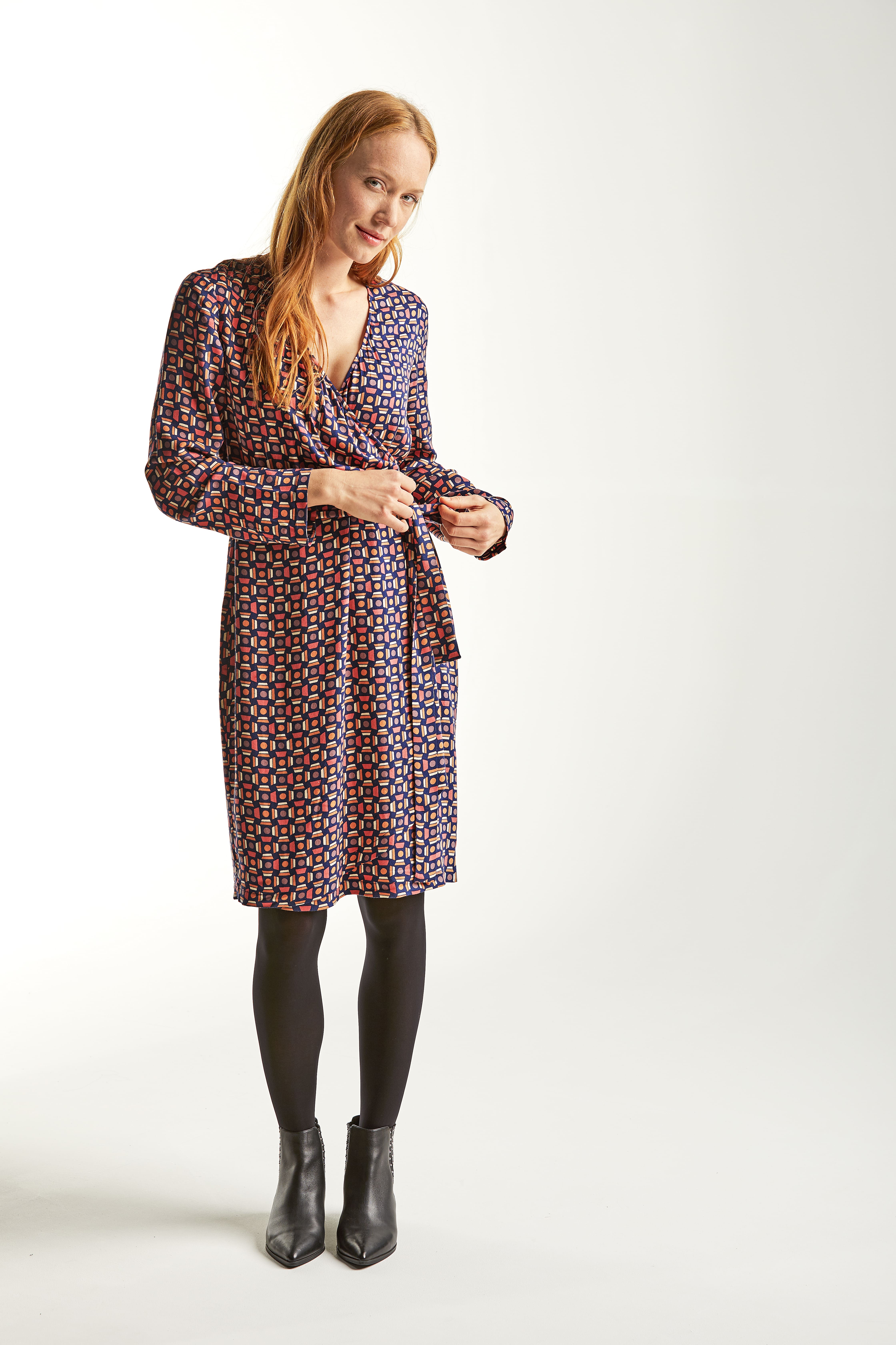 MODISCHES WICKELKLEID MODISCHES WICKELKLEID