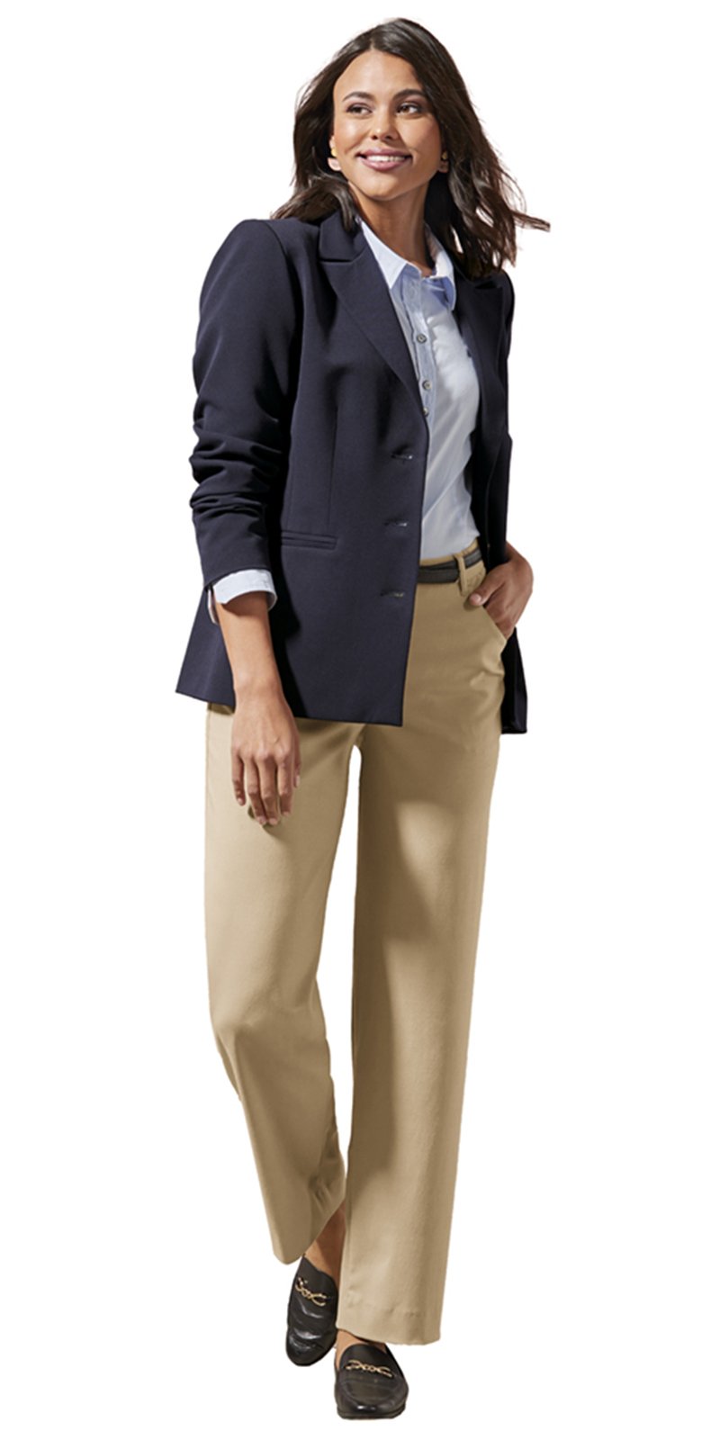 BLAZER-blau-391066_HOSE-18034-401096 Eine große Frau mit dunklem Blazer trägt eine beige, lange Damenhose und flache Schuhe.