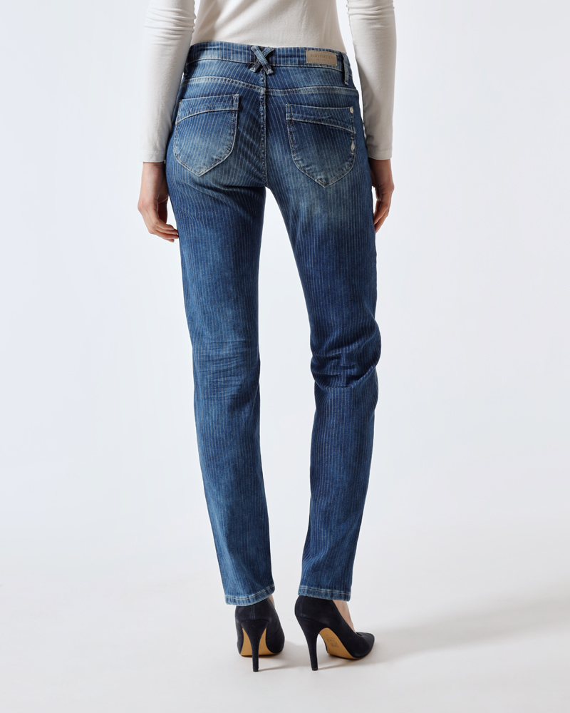 JEANS L IN ANGESAGTER WASCHUNG