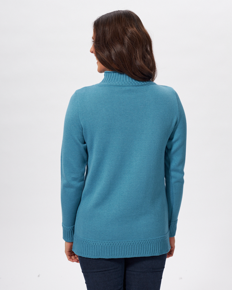 SPORTLICHER PULLI MIT SCHMUCKBLENDE SPORTLICHER PULLI MIT SCHMUCKBLENDE