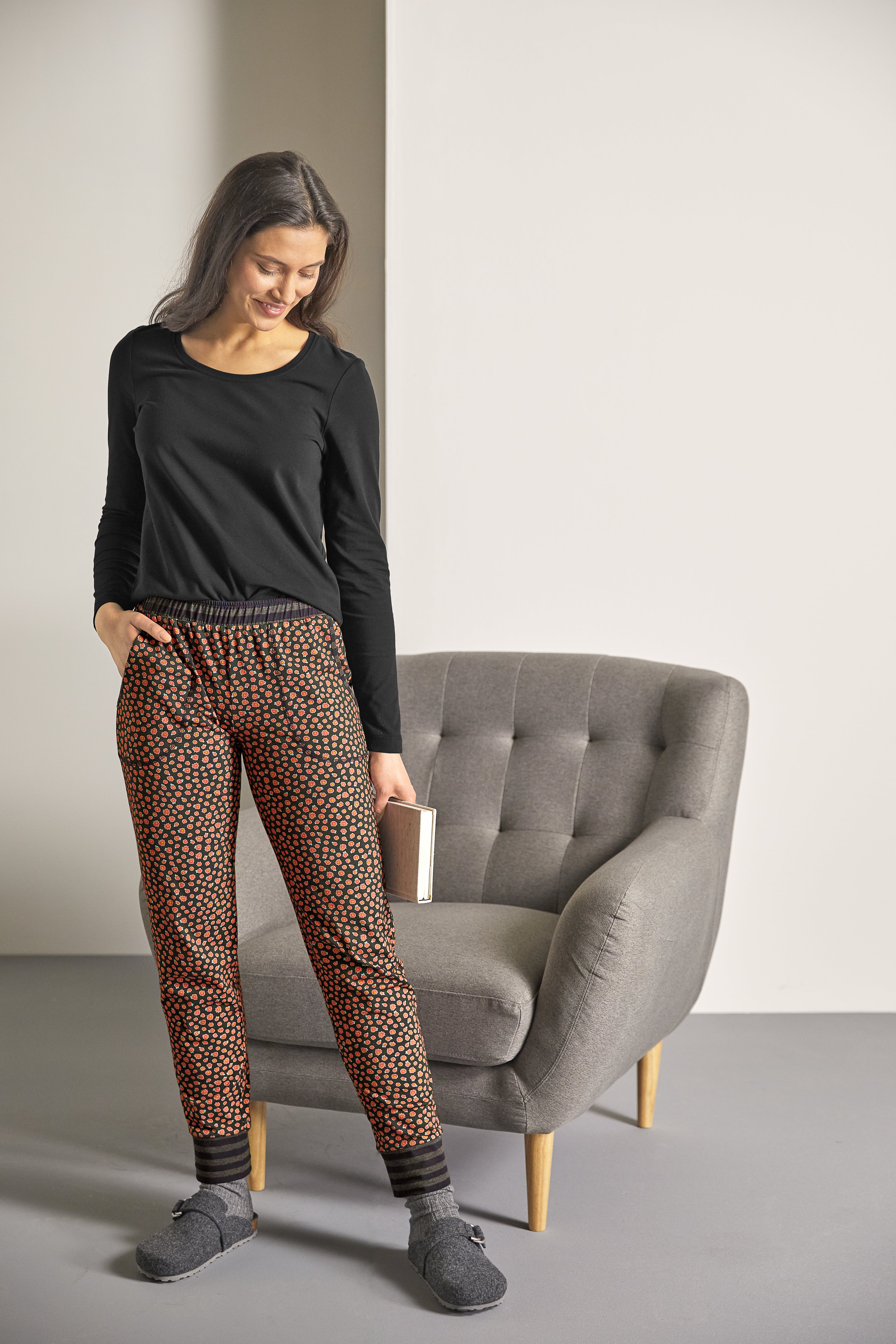 Shirt_schwarz_421055-Pyjama-Hose_schwarz-bunt_421057-min PYJAMASHIRT