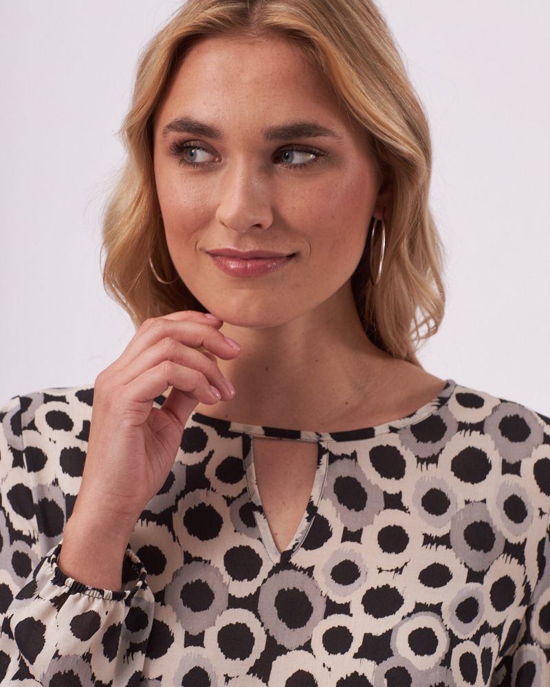 LOCKERE BLUSE AUS VISKOSE LOCKERE BLUSE AUS VISKOSE