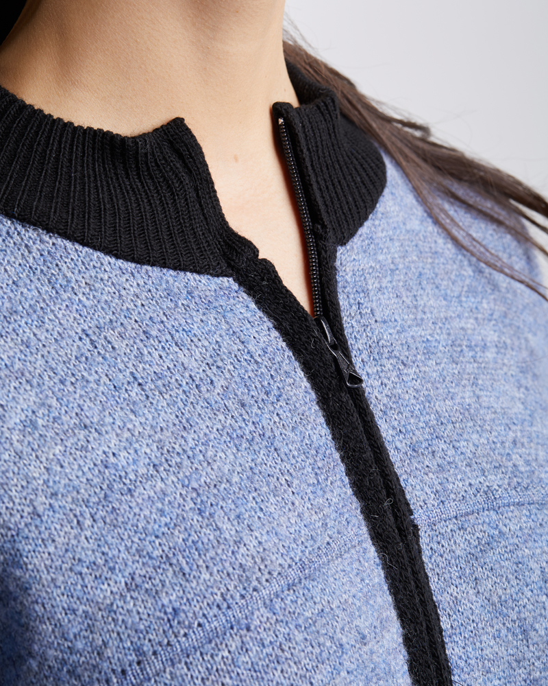 Strickjacke_blau_melange_421082_Ela_Detail-2 STRICKJACKE MIT STEHKRAGEN