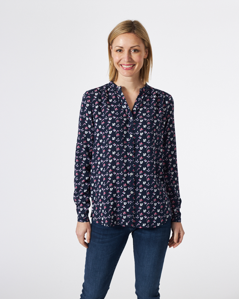 LEICHTE BLUSE MIT BLÜTENMUSTER LEICHTE BLUSE MIT BLÜTENMUSTER