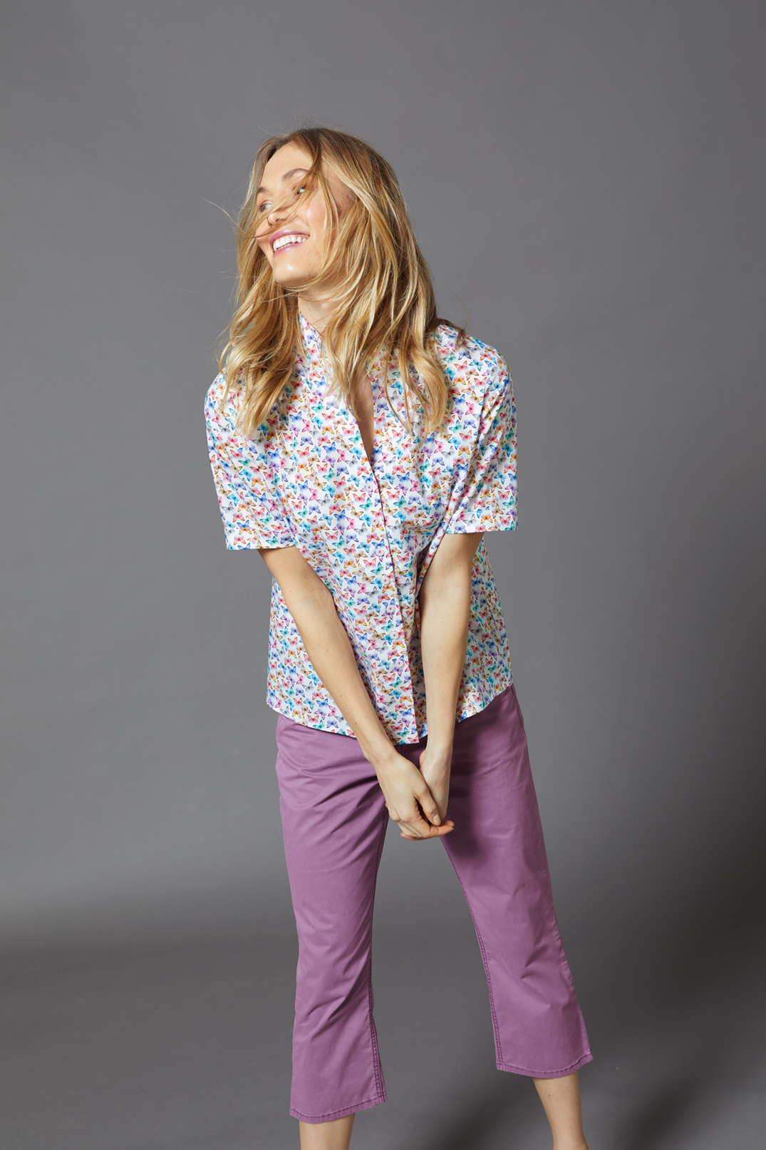 Sommerbluse_bunt_gemustert_413014-Capri-Jeans_flieder_413000-2 BLUSE MIT KELCHKRAGEN