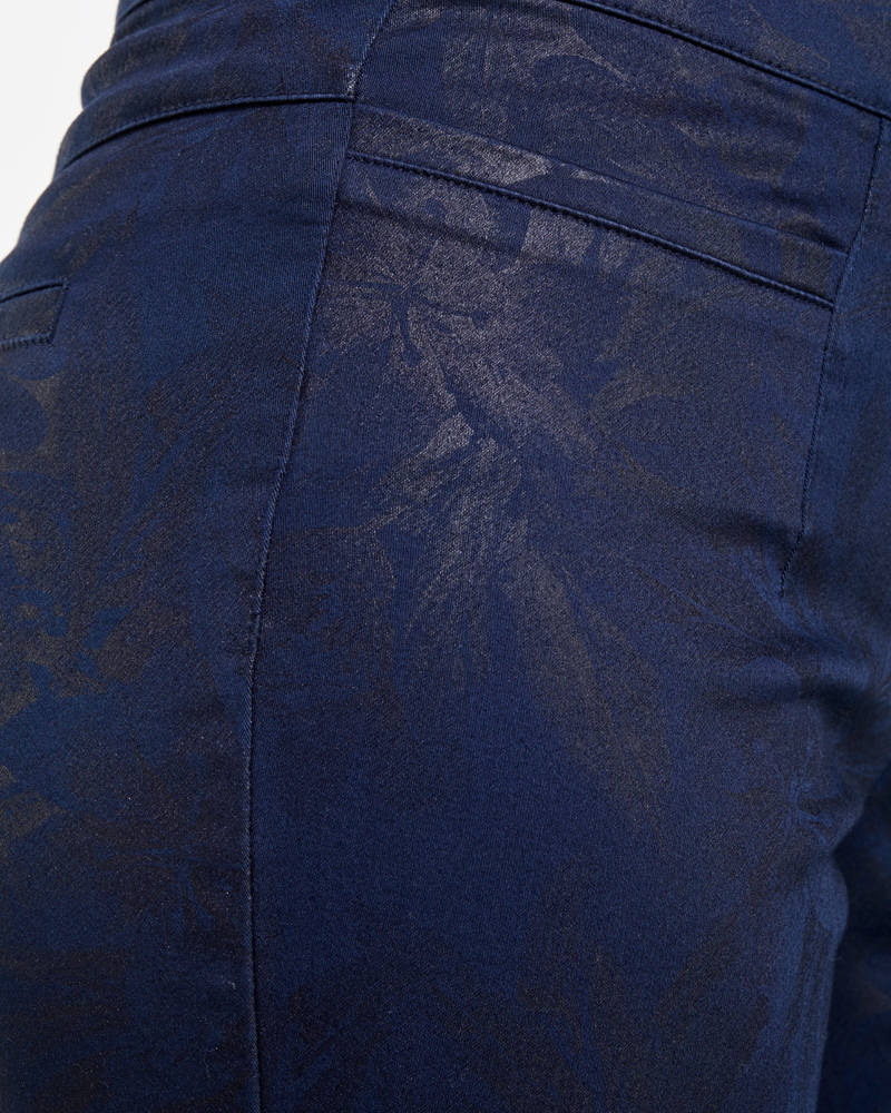 405090_328_36128 ELASTICHE JEANS L MIT BLÄTTERDRUCK