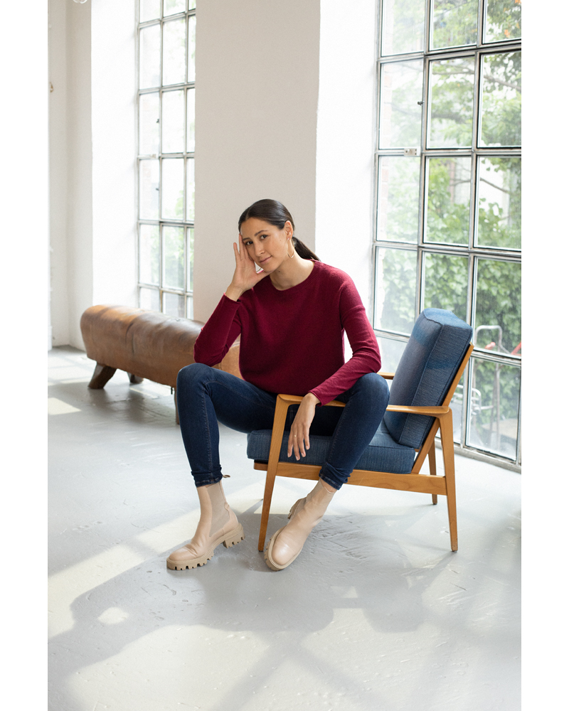 Feinstrickpulli_burgund_422034-Jeans_dark-blue_422002 FEINSTRICKPULLI MIT CASHMERE