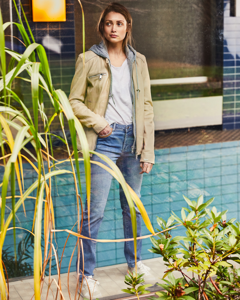 Lederjacke_creme_412050-Jeans_blue_used_412029-Basic-Shirt_weiss_412022 LEDERJACKE AUS LAMMNAPPA