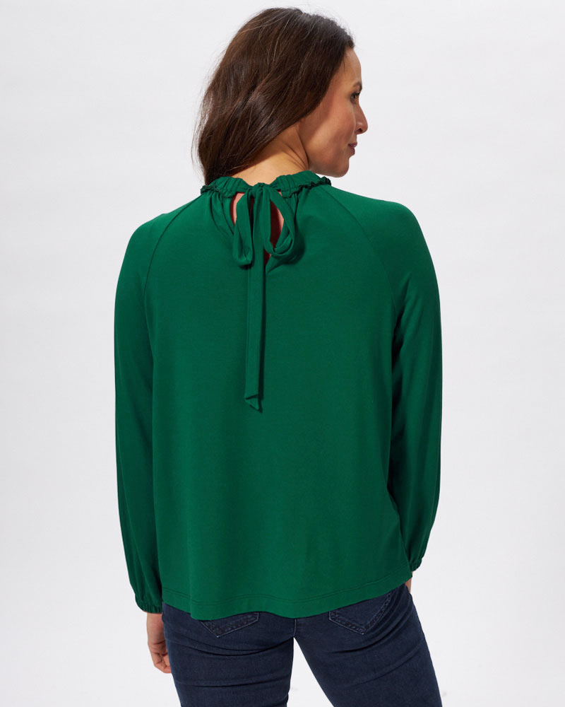 FEMININE BLUSE MIT RÜSCHENKRAGEN FEMININE BLUSE MIT RÜSCHENKRAGEN