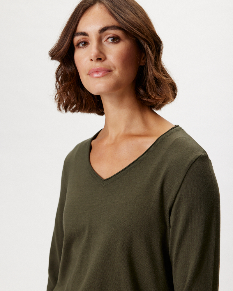 FEINSTRICKPULLI IN ZWEI FARBEN